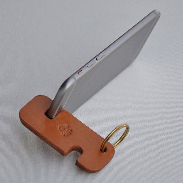 	Porte-clés support smartphone en bois personnalisé avec logo – objet publicitaire pratique et écologique